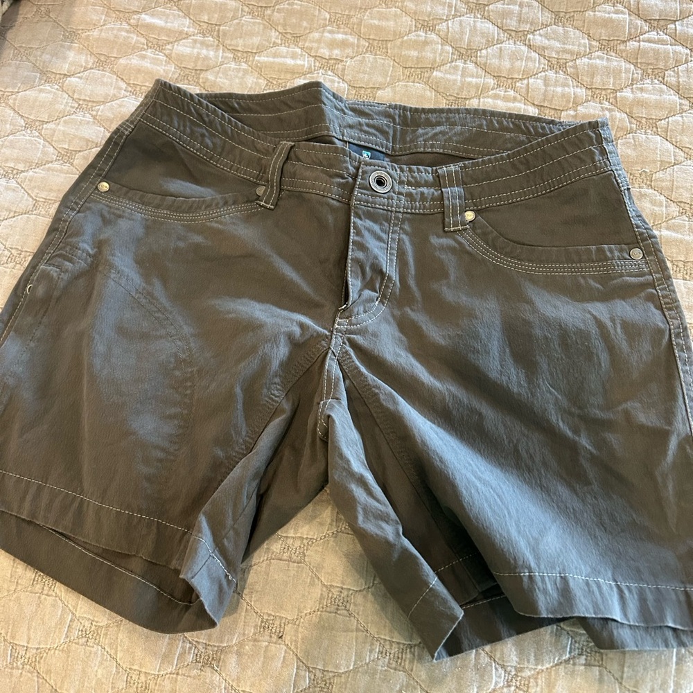 Kuhl size 6 dark grey shorts. 5.5” inseam. Great condition